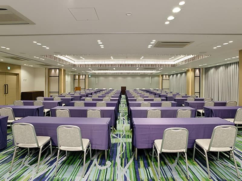 【穂高】ゆったりとした空間と優しい光のさしこむ広がりを大切にしたホール、広い会場で披露宴やパーティーに最適です。
