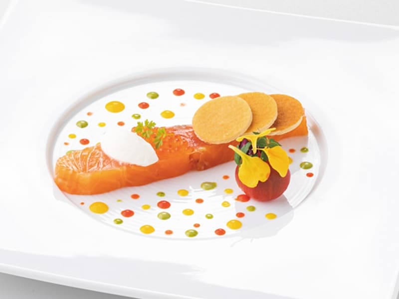 オードブル料理　一例
軽く燻製にかけたサーモン　華やかな野菜のクーリ　ポテトのパンケーキ
