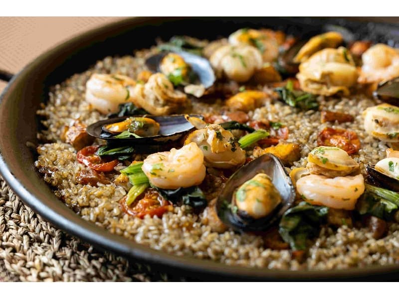 【料理一例】
魚介のパエリア