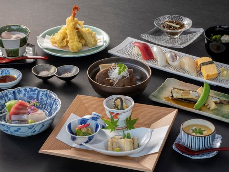 揚げたての天ぷらと多彩な小鉢が並ぶ、食卓を華やかに彩る本格和食御膳。季節を味わう逸品の数々