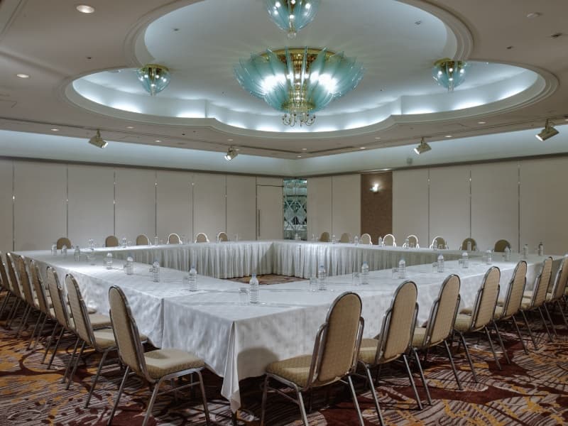 2階 宴会場 【すいせんの間】
会議・セミナーからパーティまで多様できる宴会場です。正餐50名、立食で90名までご利用いただけます。愛らしいすいせんの花をモチーフにした空間で様々なパーティを演出いたします。