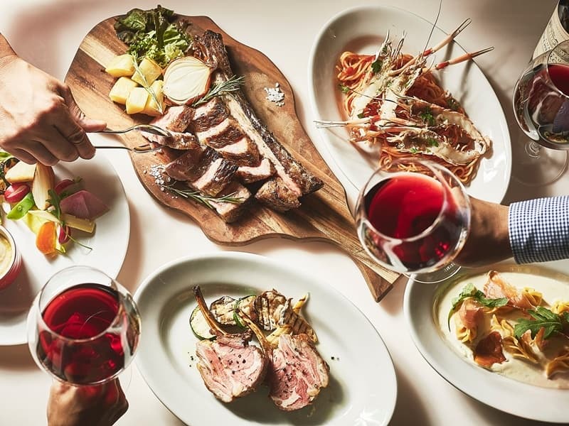 料理は地の食材をふんだんに使用。イタリアで研鑽を積んだシェフがモダンイタリアンのスタイルで美味しく仕上げます。