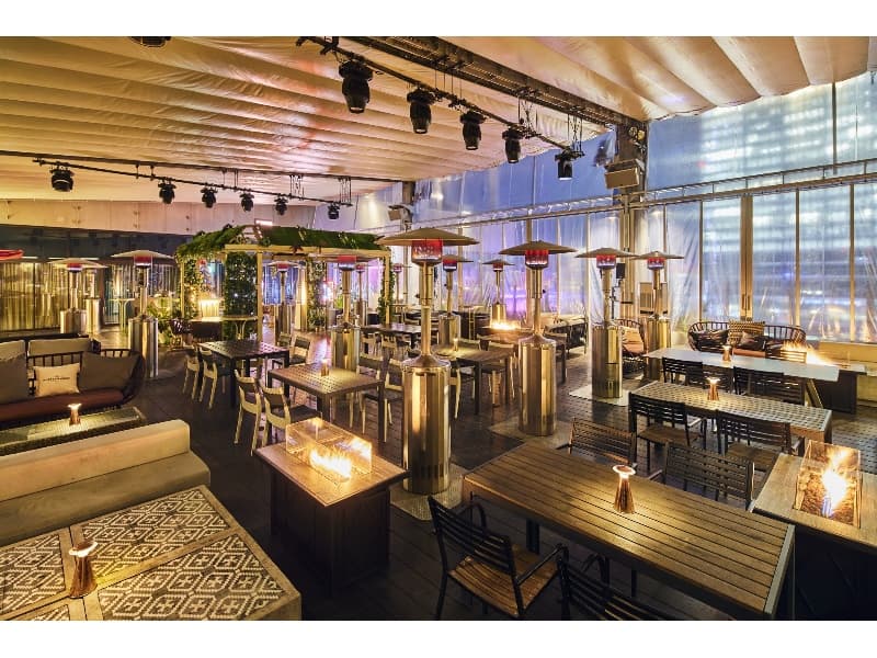 屋根付きテラスのSKY DECK＆MEZZANINE
大型モニターも完備