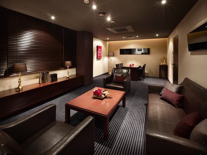 《VIP ROOM》
来賓や特別なゲストのために、高級感あるVIPルームもご用意しております。ラグジュアリーな空間で、大切なゲストの皆さまをおもてなし。控室としても、会議室としてもご利用いただけます。W.C有。
着席：15名