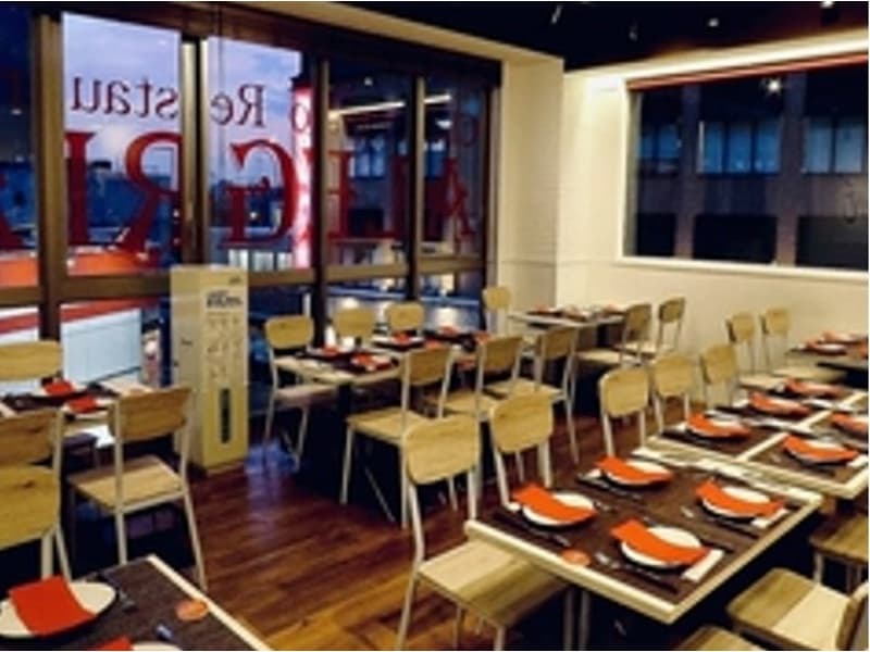 ガラス張りで開放感のある店内で楽しむシュラスコ&ビール