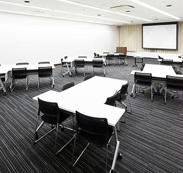 サファイアをセパレートし、スクール形式64名様まで、ロの字形式40名様までの会場としてご利用していただけます。