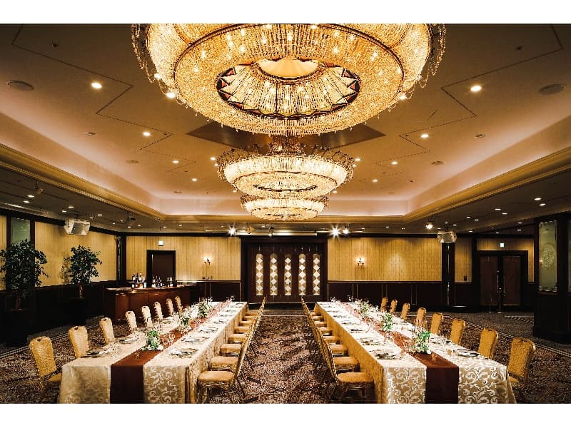中宴会場「英」　正餐形式180名、立食形式200名までご利用いただけます。