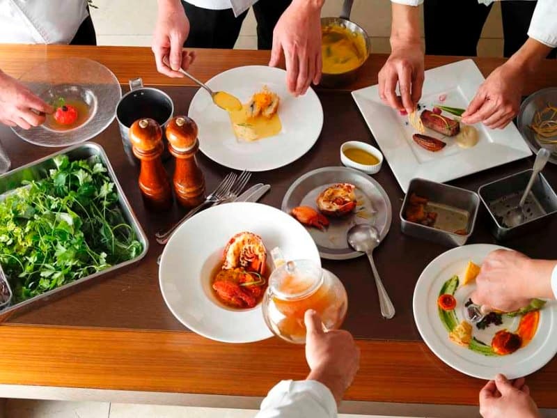 進行に合わせて料理を提供