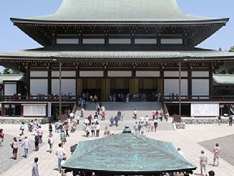 成田山新勝寺では写経体験や座禅など仏教に蜜悪アクティビティーを取り揃えております。
（注：シャトルバスは個人利用に限定させていただきます）
