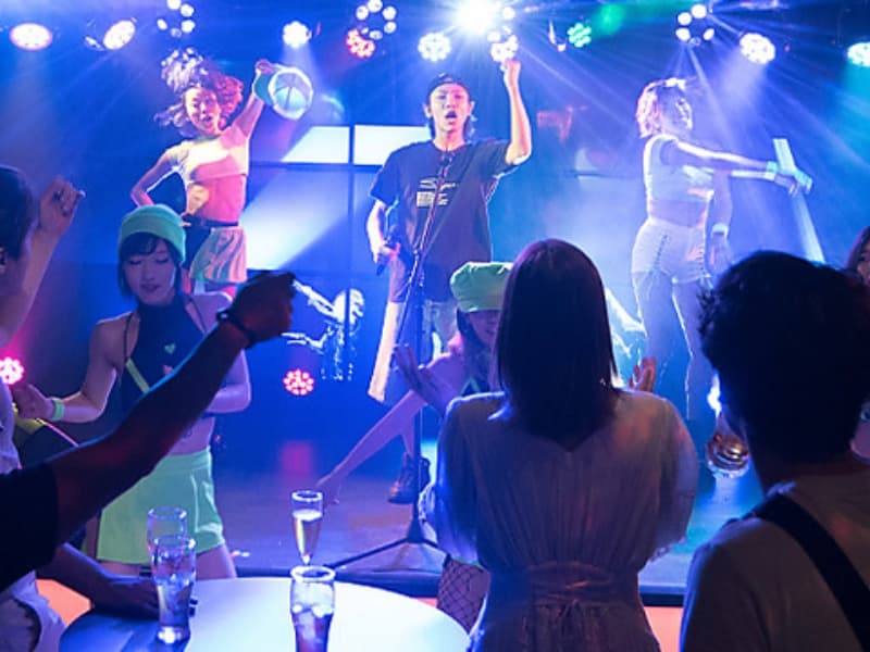 カラオケ体験や、大きなスクリーンでの歌唱、そしてプロのダンサーとの共演が可能
