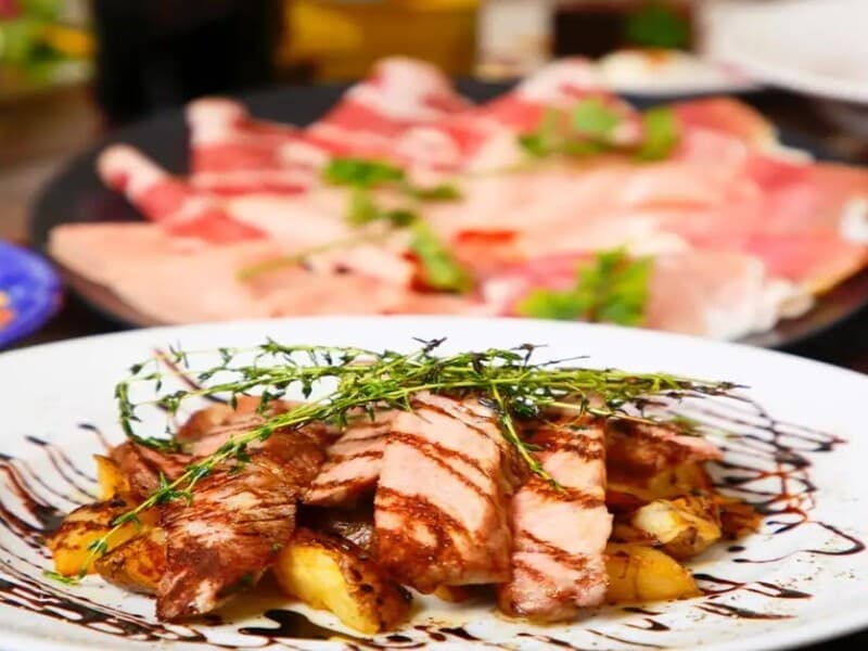 クラシックイタリアンコースは、「豚肩ロース肉とジャガイモのロースト」をメインに全9品がお楽しみいただけます