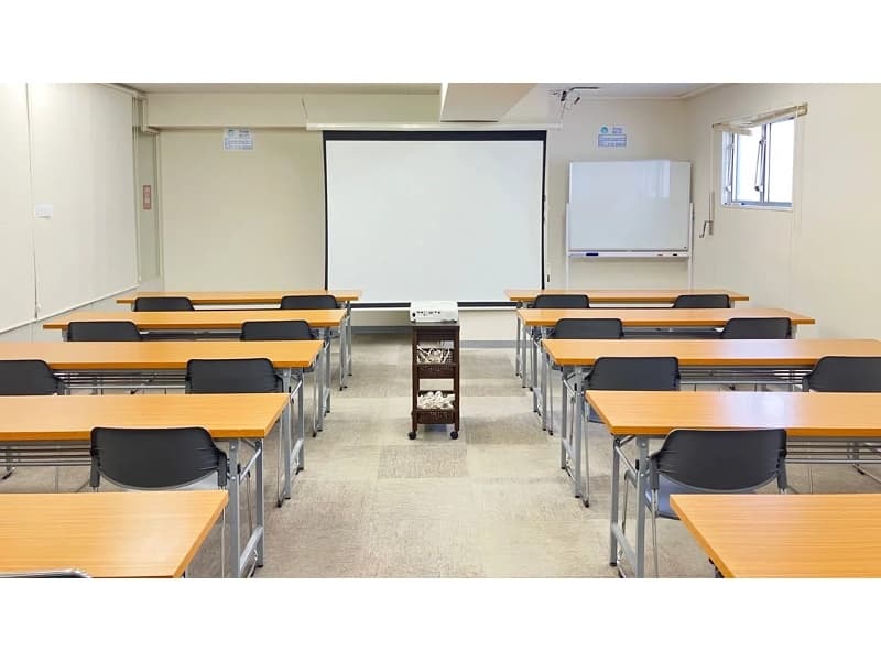 第二会議室は会場面積47m²となり、中人数の収容が可能です。収容可能人数は20人（最適人数）～3名掛け最大30人。プロジェクターも完備しております。

少人数の会議や打ち合わせ、面接会場等にちょうどよい広さです。