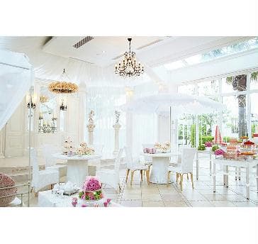 明るい光の差し込むリビングルーム
パーティの演出や余興のご準備に最適なプライベート空間としてお使いいただけます