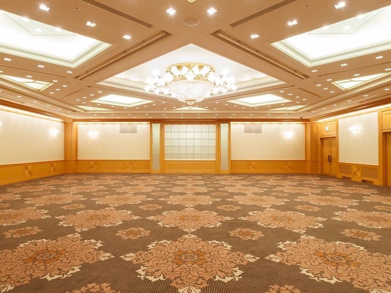 5階 八重の間
・面積：334m²　　天井高：4.2m
・カクテルブフェ：250名、着席ブフェ：90名、正餐：160名、シアター：324名、スクール：147名