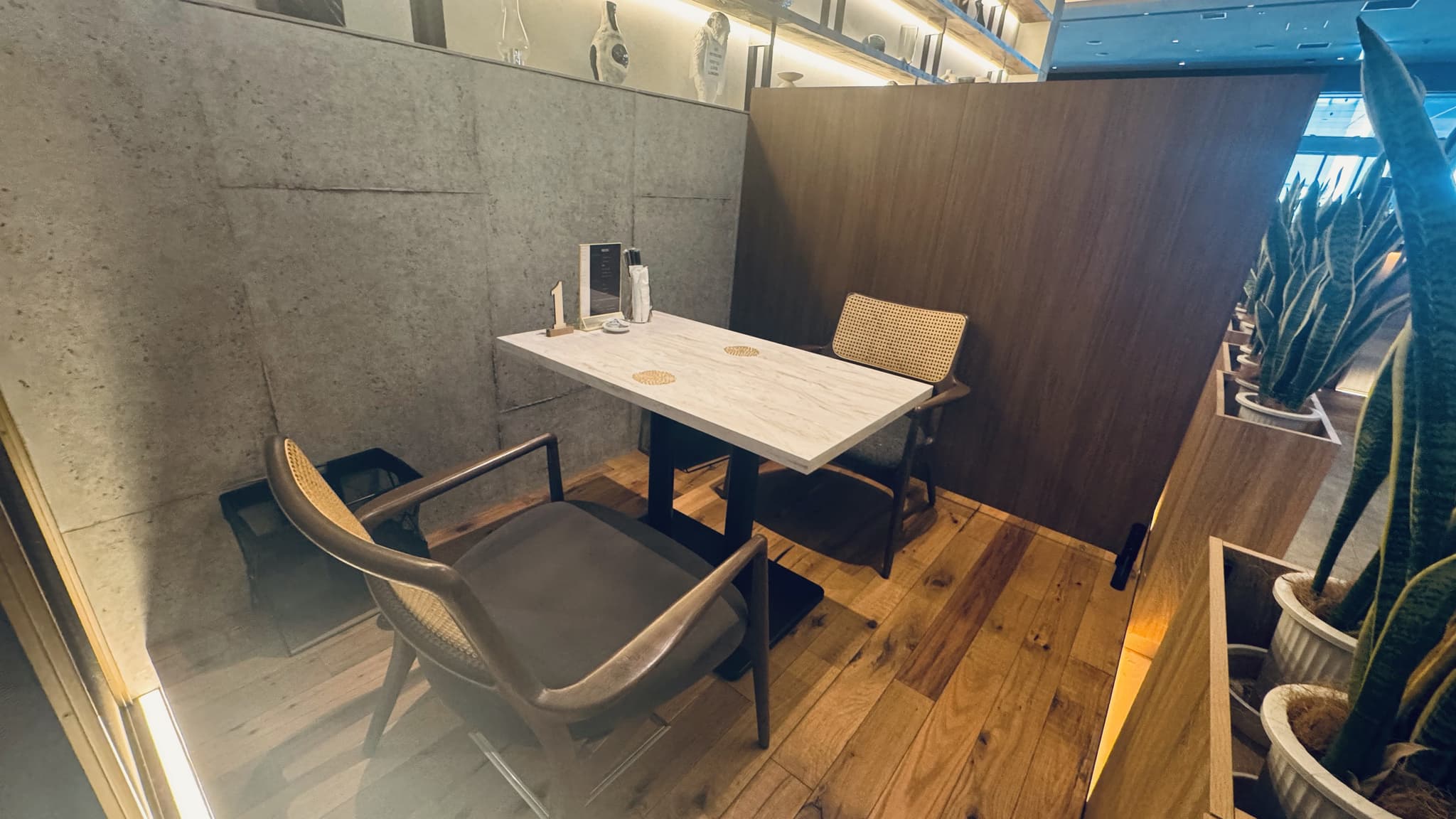 メインフロア_X PLACE cafe lounge<歌舞伎町タワー5階>