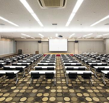 スクール最大300名、立食宴会最大250名まで収容可能。館内で最も高い天井高を有し、定期総会や懇親会、施策発表会など様々なシーンで御利用いただけます