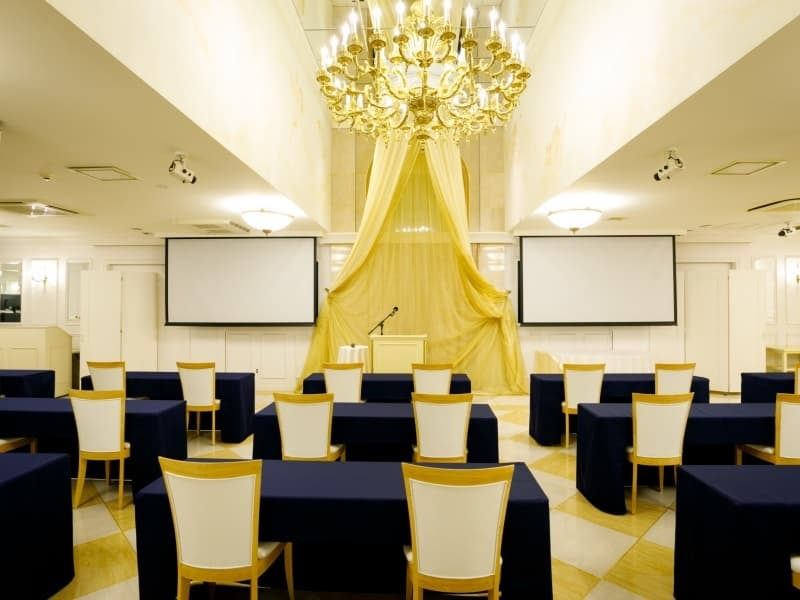 アンバサドゥール／5階
展示会・イベント・ファンミーティングに最適です。
シアター：〜100名
スクール：〜84名
