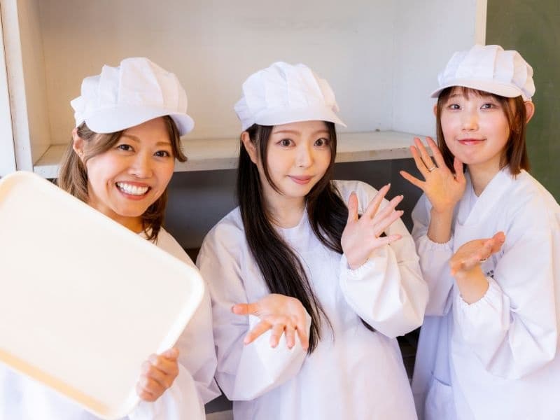 かっぽう着を着て懐かしの給食体験も。