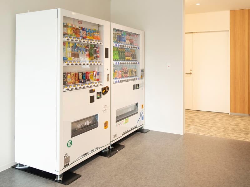●自動販売機コーナー ▶館内自動販売機のほか、1Fにコンビニエンスストアがございます。

