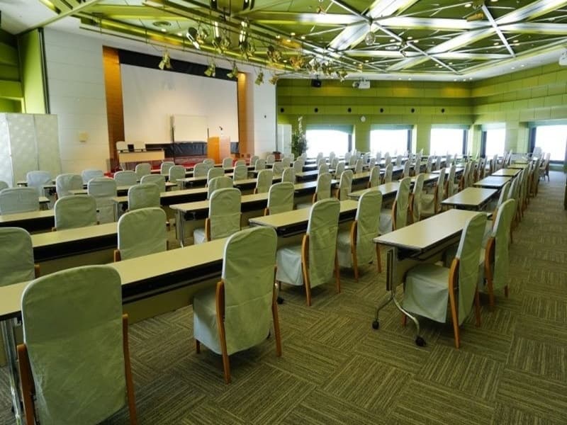 【多目的ホール　オーロラ】
392㎡　３分割も可
会議・パーティーなど幅広い用途で活用