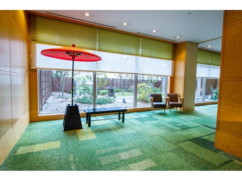 【東側出入口】
ホテル東側1階には
日本庭園を臨む「和創り 萌木」へ向かう
穏やかなグリーンの通路
こちらを抜けると平面駐車場へ直結しております