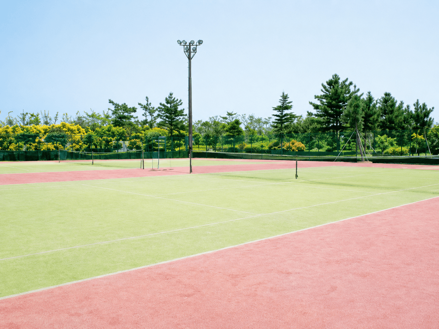 「テニスガーデン」
蓮沼海浜公園内／砂入り人工芝コート20面（センターコート1面・ナイター照明付き2面）／利用時間：9:00～21:00（最終受付20:00）／有料オプション：ナイター照明・レンタルラケット。
