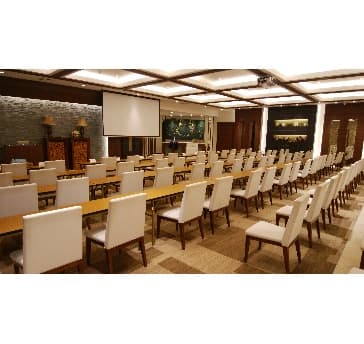 会議室としては、シアター形式の場合は最大８０名、□の字の場合は最大４０名まで収容可能でございます。

パーティーもご検討の場合は、立食の場合は最大１４０名、着席の場合は１００名まで収容可能でございます。
