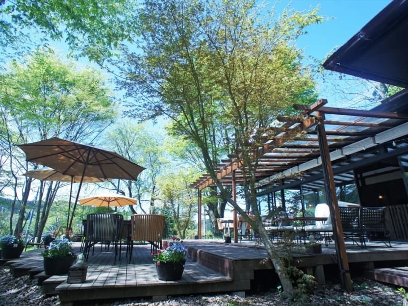 山と緑に囲まれたウッドデッキでお食事◆
山々の景色に包まれた当店は、豊かな緑と広々とした庭が魅力です。秋には鮮やかな紅葉、夏はビアガーデンBBQと、季節ごとに異なる表情も楽しめます。