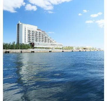 【洋上にたたずむ絶景空間でご宿泊】
神戸の都心からほど近く・海に囲まれた新港第一突堤を丸ごとリノベーションした併設の天然温泉旅館「神戸みなと温泉 蓮」。対岸の都心の風景から隔てられた心安らぐ空間が好評。