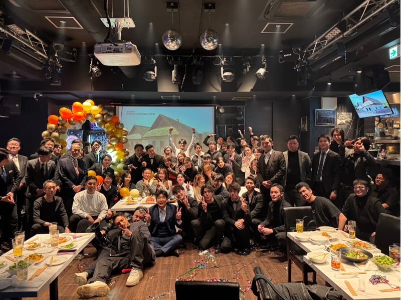 🎉最大110名の大人数貸切パーティーも対応🎉
バルーン装飾が映える広々フロアで大人数の打ち上げ・同窓会・卒業パーティーも盛大に開催！オリジナル演出やフラワーコーディネートのご相談もお気軽に。銀座で最高の思い出を作ろう。