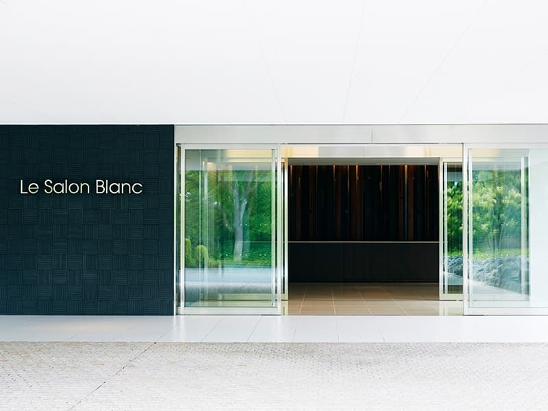 ホテル別棟「ル サロン ブラン」は、広いエントランスを持ち婚礼施設としても独立したチャペル付きの邸宅風会場。