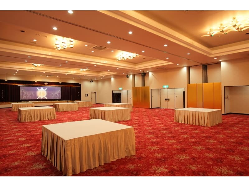 研修や宴会など用途に合わせて使える大宴会場
350名収容出来る250帖の大宴会場は洋室としても和室としても使用する事ができます。社員旅行で使用される企業様は昼は社員研修の場として、夜は楽しい大宴会の場としてご活用下さい。