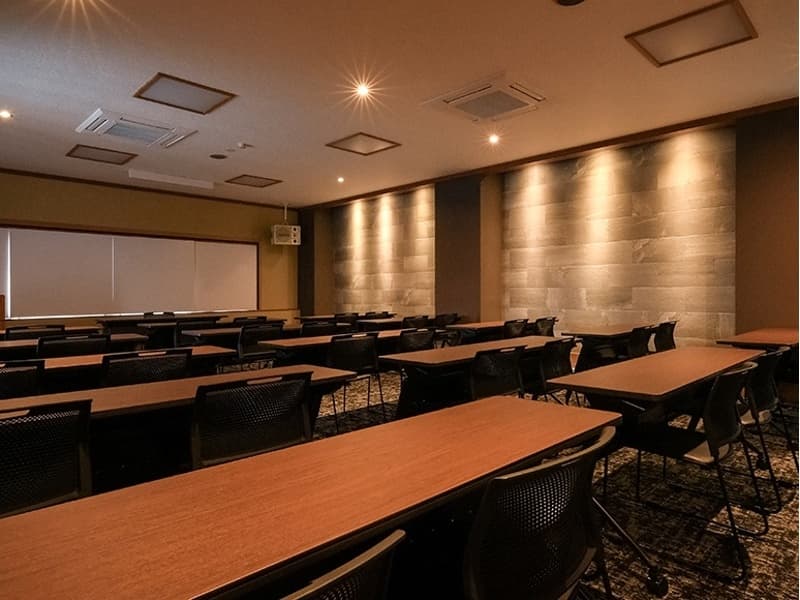 【会議室】[高千穂] 40畳
最大50名様迄可能な会議室もあり、10名様程の少人数の会議にも対応しております。また、様々なレイアウトでの会議にも対応しております。