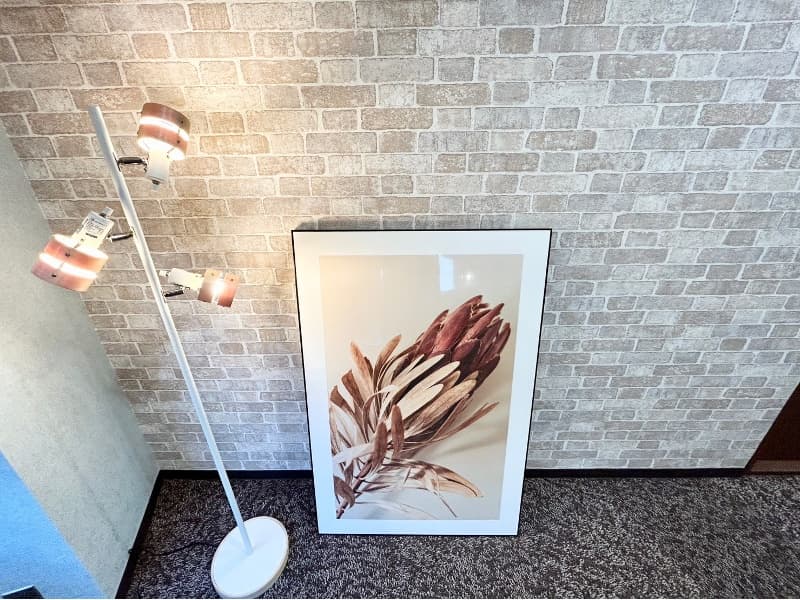 壁アートやオシャレなライトがあり、まるでカフェのような雰囲気！
