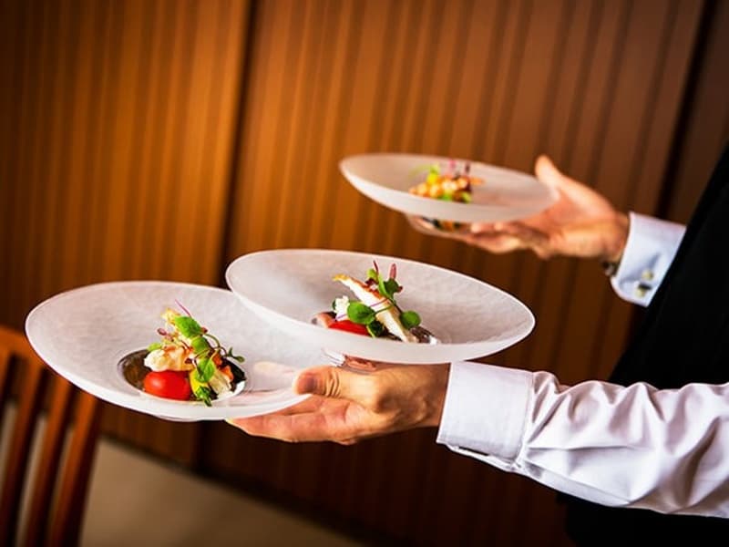 【料理】
最高の一皿を最高の瞬間にお召し上がりいただけるよう、キッチンをバンケットの隣に設置。食欲を誘う香りとともに、出来立てのお料理をスムーズにゲストの皆さまにご提供いたします。
