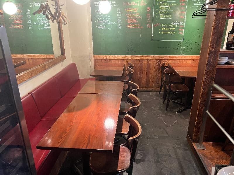 店内⑥奥にはゆったりできるソファー席あり