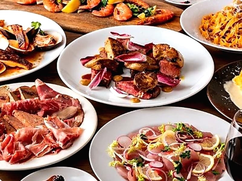 お料理はお一人お一人に一皿づつご提供のセパレートタイプとシェアして食べる大皿タイプの2種類をご用意。
立食の場合はビュッフェスタイルで。