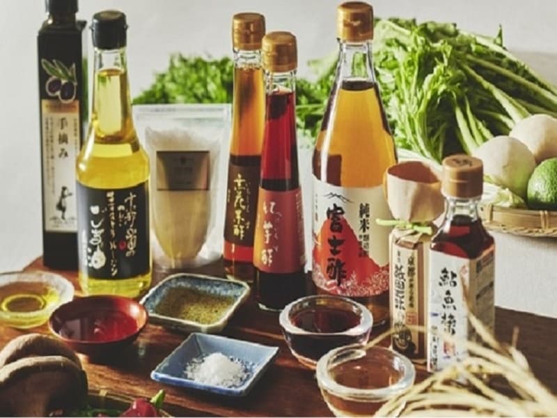 【こだわり】
食生活を豊かに彩る心とからだに優しい贈り物。
厳選されたこだわりの調味料の数々、化学調味料を一切使用せず安心安全なお料理を提供いたします