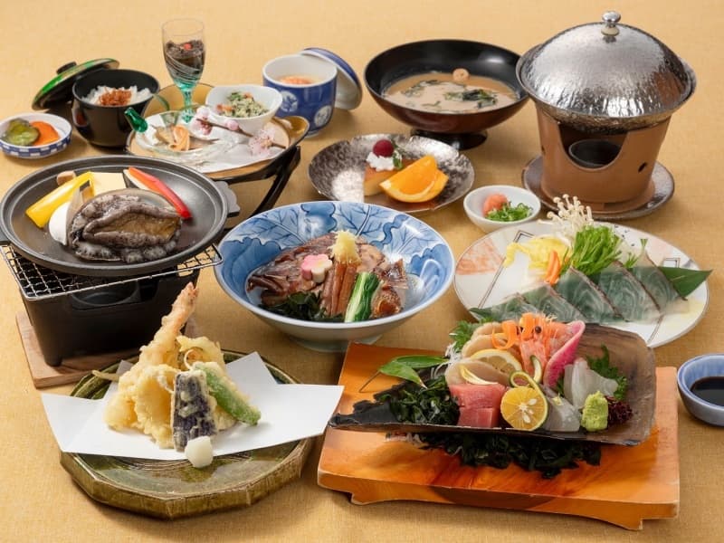 「松プラン」
地元・宍喰漁港で水揚げされた新鮮な海の幸をふんだんに盛り込んだ、最上級のコースです。
あわびなどの豪華食材をはじめ、鯛のお造りや季節の小鉢、地魚のお造り、天ぷらなど、贅沢な味わいをご堪能いただけます。