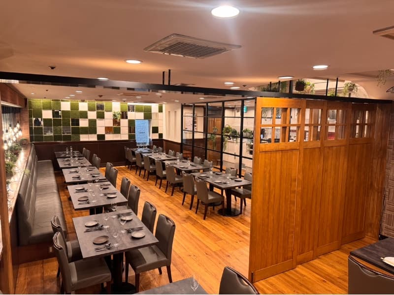 会場右側の写真【着席50名/半立食60名】
扉のパーテーションは開けられます