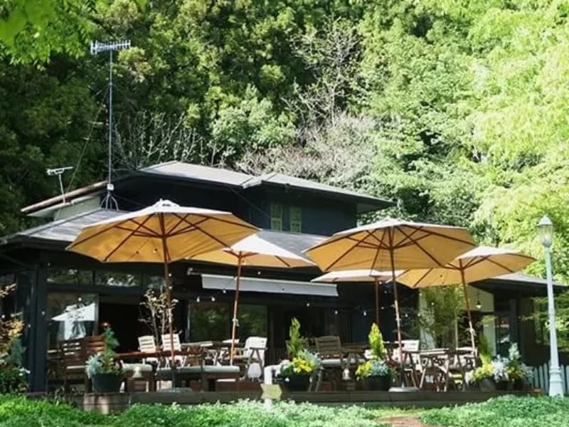 里山のエンターテイメントをご提供
地元に元々ある「食」「自然」「建物」「人」を利用し、今まで町になかった物を生み出すことを目的に作られたお店。「これからのデザインの見本となる形」と評され「いばらきデザインセレクション」で最高賞を受賞。テーブル、テラス、ソファ席など席の種類が多く、子供連れでも居心地の良いカフェ。夜まで通しでやっているため様々なシーンでの利用が可。