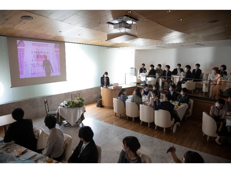 会場内には100インチスクリーンとプロジェクターを完備。
どのお席からでもしっかりご覧いただけます。