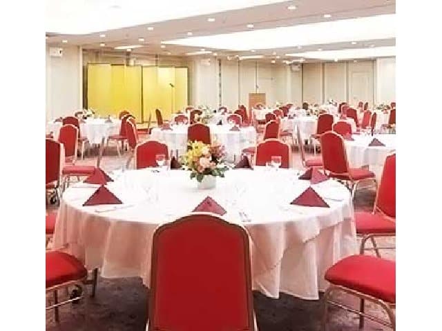 【ラ・サルローヤル】
スクール：300名、シアター：500名
着席：250名、立食：500名
