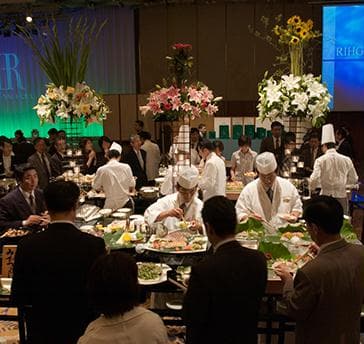90年に亘り、国内外の賓客をおもてなししてきたシェフによる自慢の料理と、スタッフのきめ細かなサービスで記憶に残る一日の演出をお手伝いいたします。
