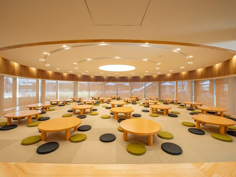 ●FOREST LOUNGE（和） ▶畳風の座敷をもつ和風ラウンジ。学びの後にそのまま懇親会を行うことも可能です。