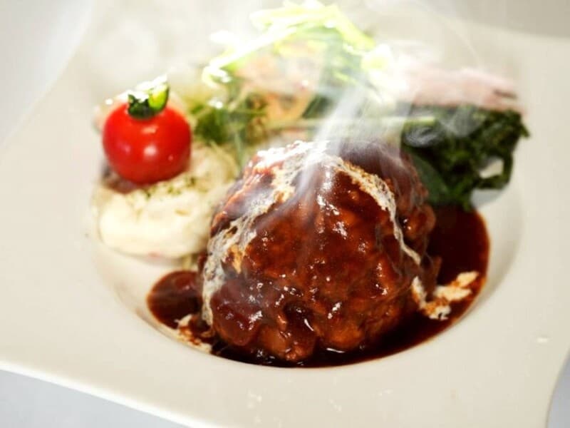 【お料理（例）】
デミグラス煮込みハンバーグ