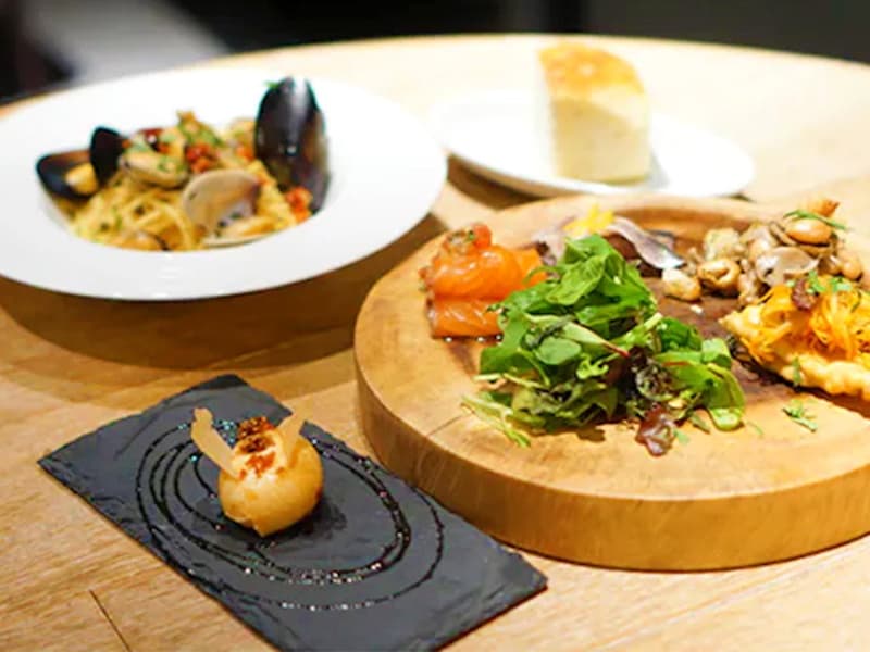 ☆… パーティー料理 …☆
季節ごとの旬な素材にこだわった、彩り豊かなパーティー料理をビュッフェ形式でご用意いたします。