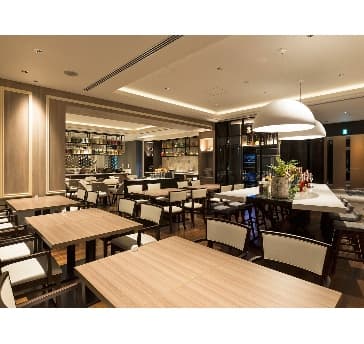 一面ガラス窓の開放感溢れるモダンなレストランdining SAKURA。
30名様以上で貸切プランをご用意しております。