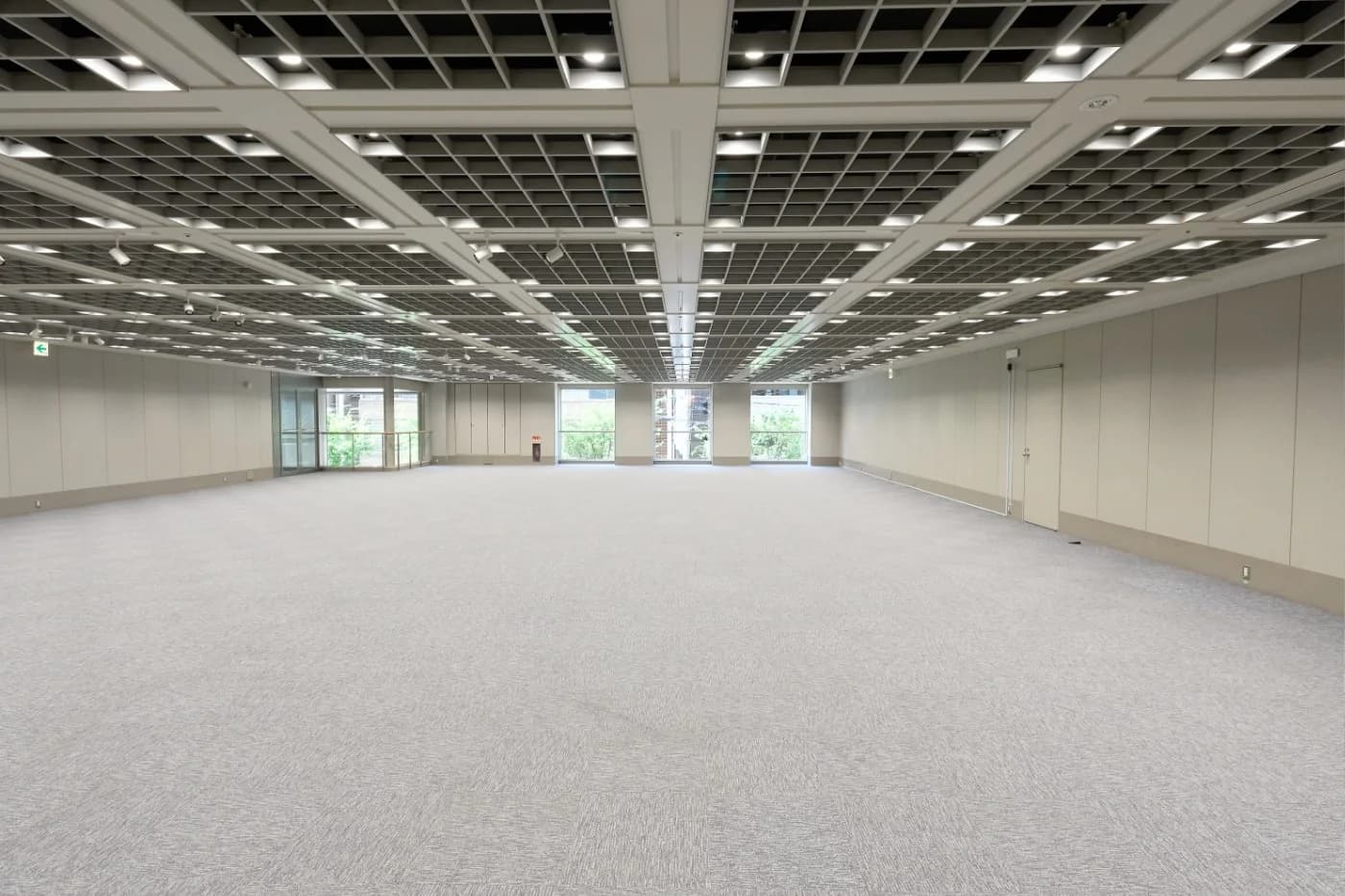 【2F ホールC】窓がついた、明るい開放感あふれる空間です。