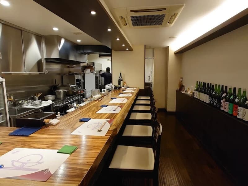 開放感のある厨房に面したカウンター席。店主が丁寧に仕上げる料理の工程を間近で感じながら、特別なひとときをお過ごしいただけます。